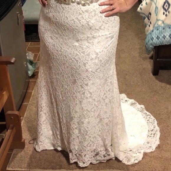 Beautiful lace never worn wedding dress! - Picture 2 of 4